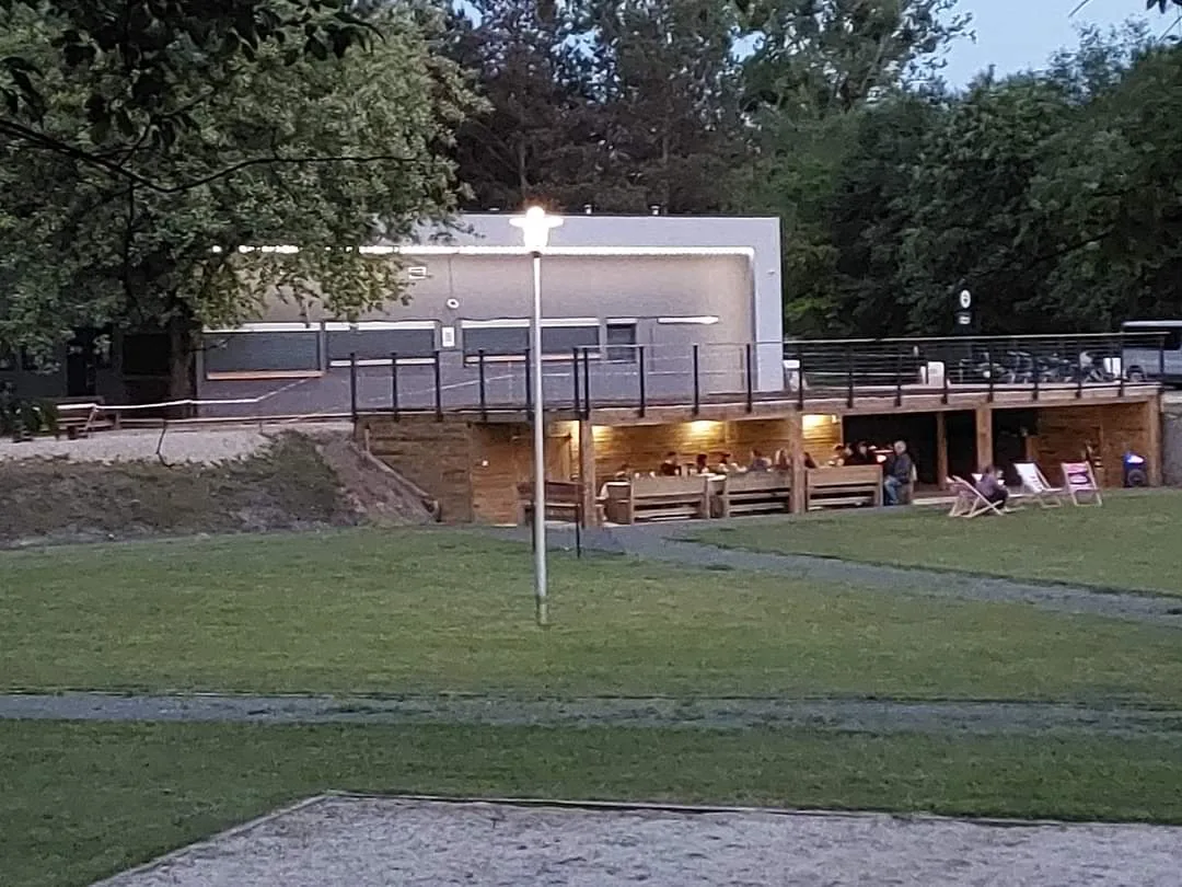 Strefa gastro Natura24 wieczorem
